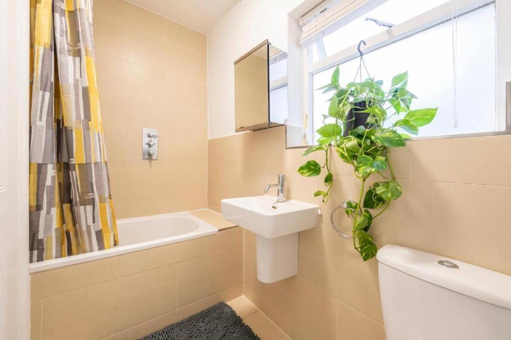 Luxury 4 Bedroom Flat With Stunning Shard View From Terrace In Central London! Next To Station, Sleeps 9 Kamer foto