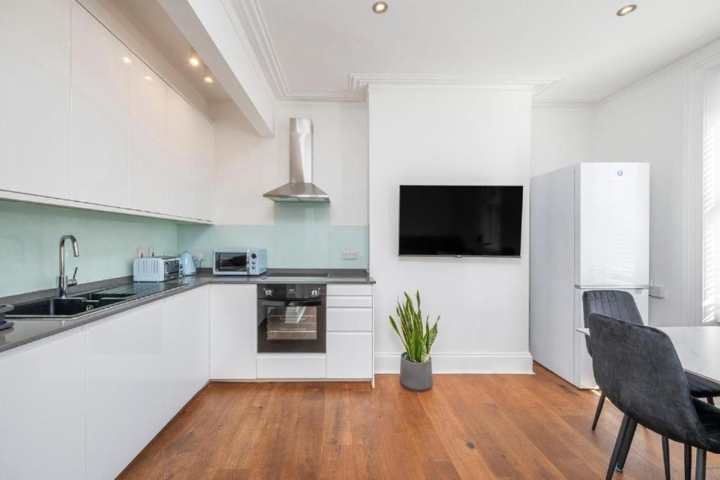 Luxury 4 Bedroom Flat With Stunning Shard View From Terrace In Central London! Next To Station, Sleeps 9 Kamer foto